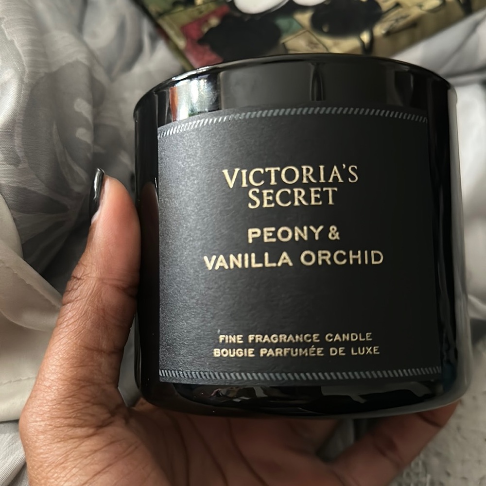 ✨ Brand New Victoria’s Secret Peony & Vanilla Orchid 3 wick candle✨
